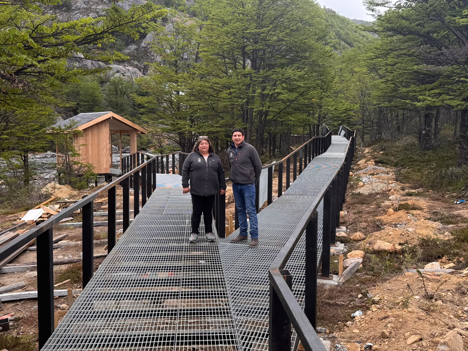 Inspeccionan en terreno las obras de reposición del Mirador Salto Pérez en la Ruta X-905