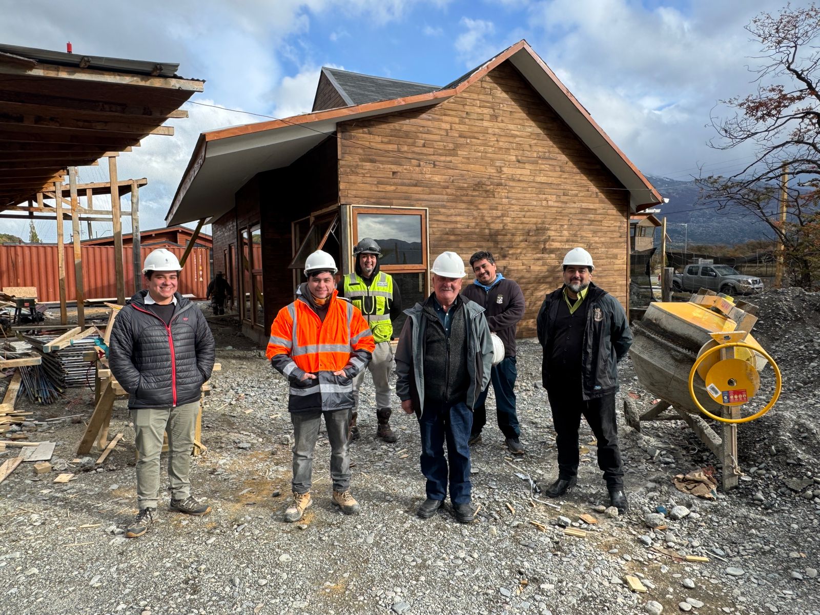 Alcalde José Fica supervisa avance en la construcción del nuevo Edificio Polifuncional Turístico de Villa O’Higgins